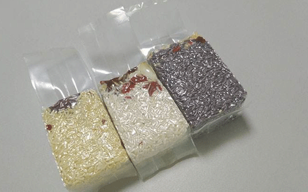 真空包裝袋為增加其性能通常采用多種材質(zhì)復(fù)合而成，常見的復(fù)合方法有：干法復(fù)合、擠出復(fù)合、共擠出復(fù)合、無溶劑復(fù)合、涂布復(fù)合、蒸鍍復(fù)合、熱熔膠復(fù)合等。其中干法復(fù)合是國內(nèi)復(fù)合真空包裝袋材料生產(chǎn)中應(yīng)用較為廣泛的，那么，真空包裝袋為什么大多采用干法復(fù)合？
